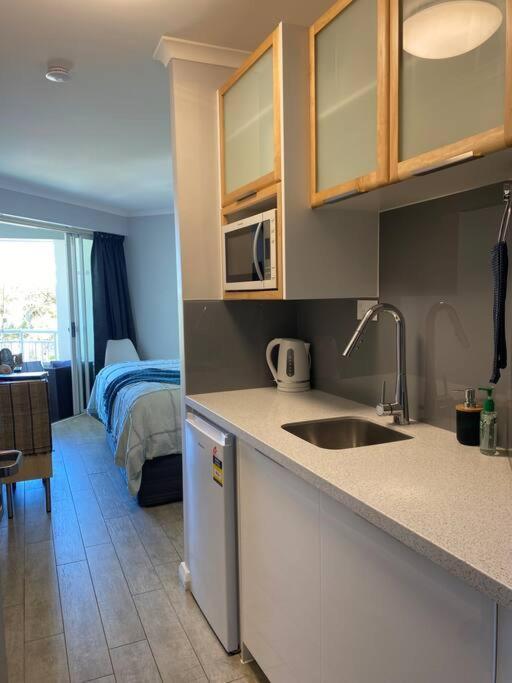 Alex Heads Beachfront Resort King Bed Studio Room อเล็กซันดรา เฮดแลนด์ ภายนอก รูปภาพ